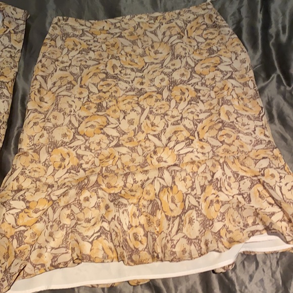 Shirt and skirt - Picture 3 of 3